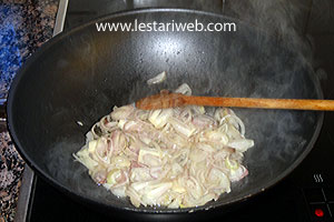 Tumis Bawang Merah Iris