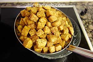 tempe dadu goreng ditiriskan