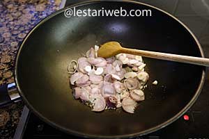 menumis bawang merah dan putih 