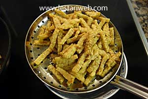 irisan tempe goreng ditiriskan