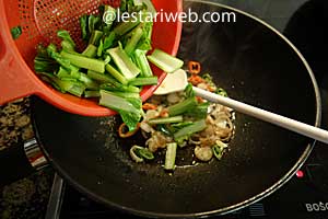 batang sawi hijau dimasak tumis