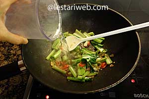 air untuk kuah tumis sawi taoge