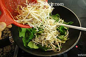 taoge ditumis dengan sawi hijau