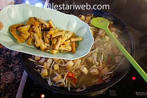 ikan asin goreng suwir ditumis dengan tahu