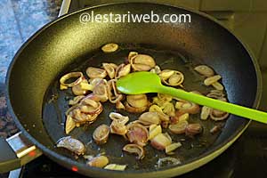 bawang merah dan bawang putih ditumis