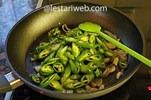 irisan cabai hijau ditumis