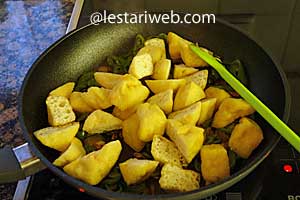 potongan tahu dimasukkan ke wajan