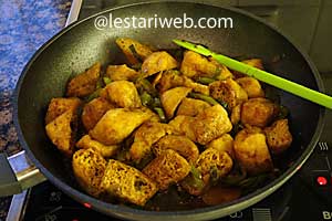 Memasak Tumis Tahu Pong Cabai Hijau 