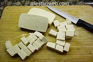 tahu dipotong bentuk dadu