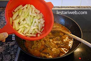 labu siam dimasukkan wajan