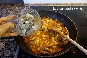 Udang dimasukkan wajan