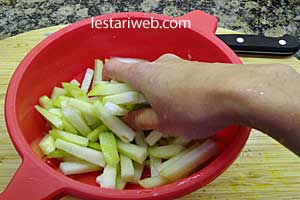 labu siam diremas-remas dengan garam