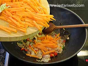 Wortel Untuk Oseng Sawi